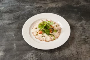 Vitello tonnato mit zartem Kalbfleisch und cremiger Thunfischsauce bei Il Brigante